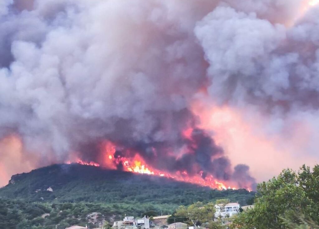 Πύρινη-λαίλαπα-στην-Αλεξανδρούπολη:-Ηχούν-σειρήνες-πολέμου-–-Μηνύματα-112-για-εκκενώσεις