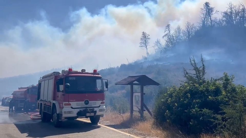 Μεγάλη-φωτιά-στην-Πάρνηθα:-Συνδράμει-ο-στρατός,-8-ελικόπτερα-και-4-αεροπλάνα-–-Οι-φλόγες-κατευθύνονται-προς…